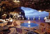 夏場だけOPENの人気が高い洞窟レストラン＆とんがりトゥルッリが連なる白い街に泊まる旅